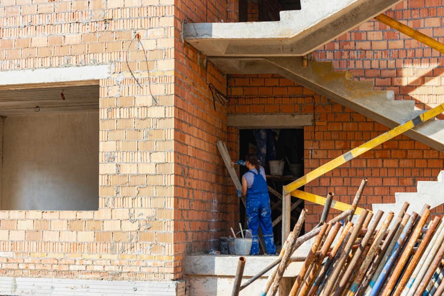 Extension de maison avec nouvelle maçonnerie, raccordement au bâti existant et création d’un nouvel espace habitable.